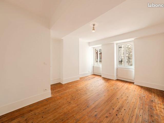 Appartement de type 4 avec 3 chambres Place Saint Michel