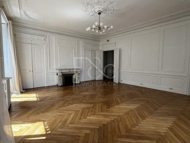 Appartement de type 6 de 212.97 m²