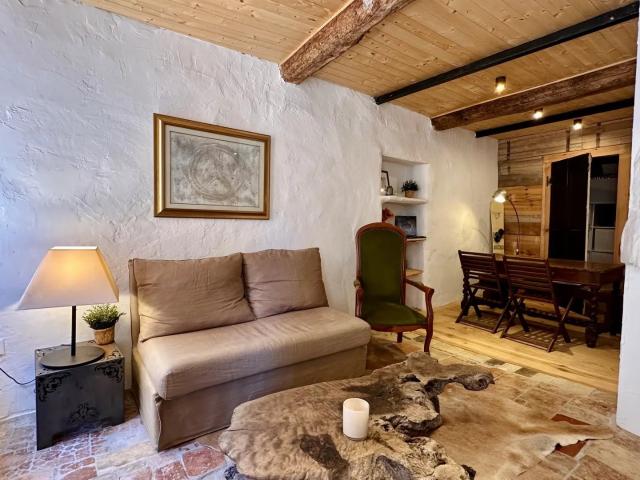 Appartement de village rénové avec caves voûtées — Haut de C. 50m² Cagnes sur Mer