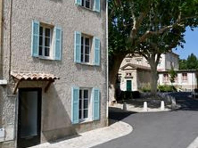 Appartement de village sur 3 niveaux offrant un fort potentiel ! Travaux à prévoir pour révéler tout le charme de ce bien idéalement situé au cœur du village. Combles aménageables permettant d’agrandir l’espace selon vos envies. Une be.