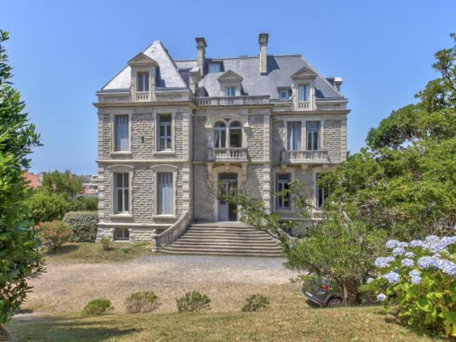 Appartement de caractère rénové au sein d'une villa historiqu
