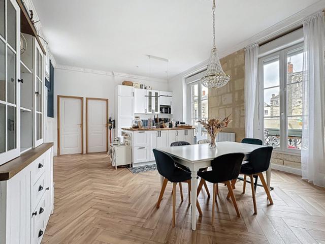 Appartement de charme à proximité immédiate du Jardin Public