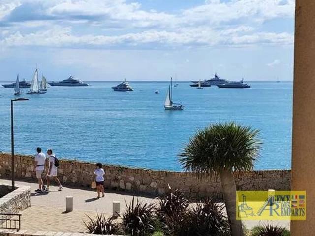 Appartement de charme au coeur du Vieil Antibes face à la Mé