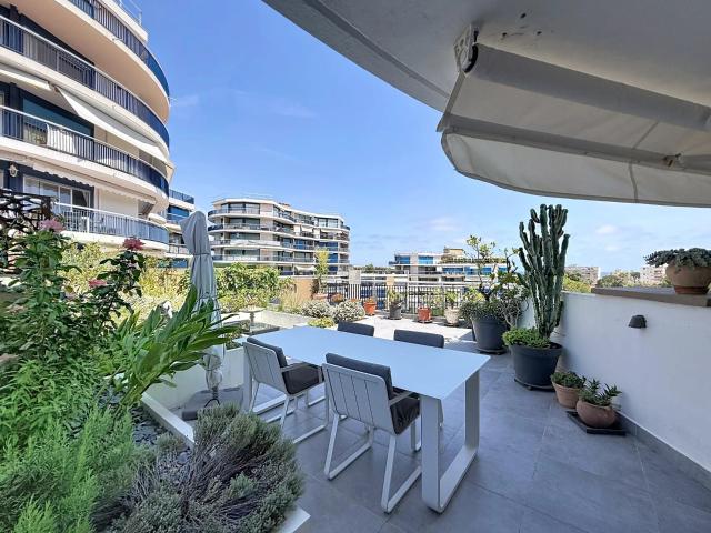Appartement de charme avec aperçu mer dans un cadre privilég. 61m² Mandelieu la Napoule