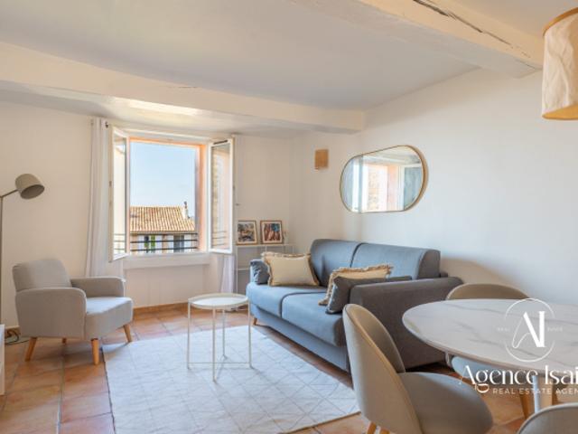 Appartement de charme rénové au coeur du village de Bormes les