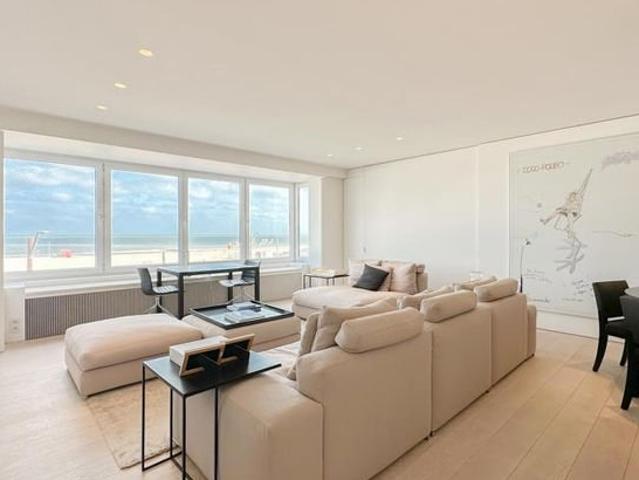 Appartement de classe avec vue FRONTALE sur la mer.
