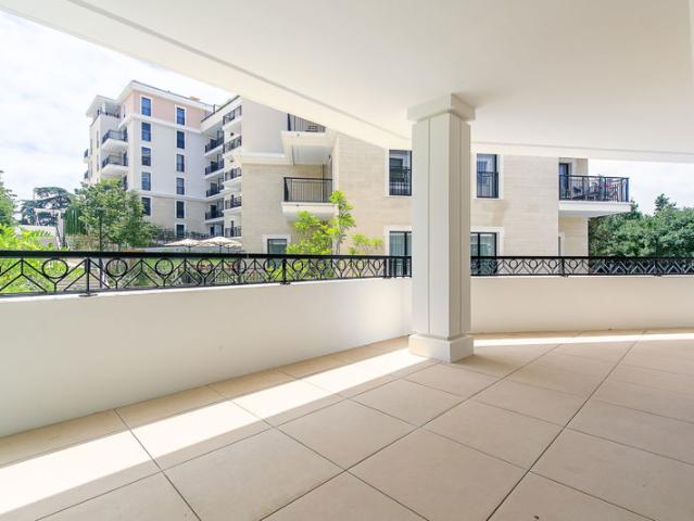 Appartement de grand standing T2 42,1m2 avec terrasse et gar