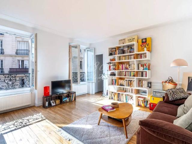 Appartement de luxe de 2 chambres en vente à Montmartre, Abbesses, Grandes Carrières, France