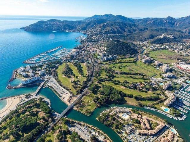 Appartement de luxe en vente à Golf Barbossi, Cannes, Provence Alpes Côte d'Azur