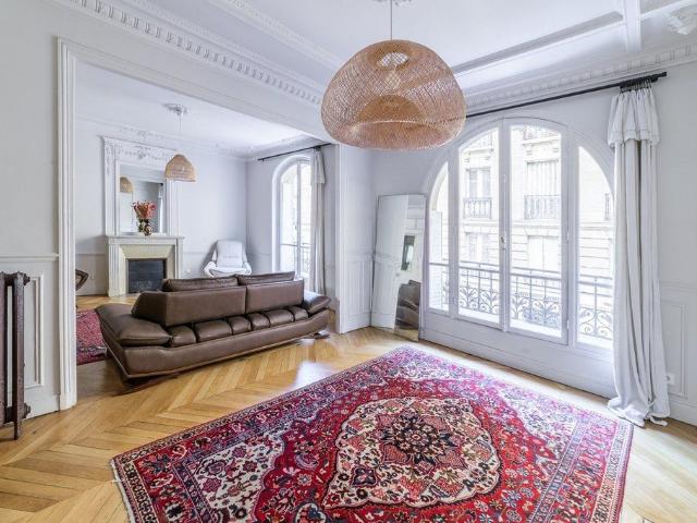 Appartement de luxe 3 chambres en vente à Montmartre, Abbesses, Grandes Carrières, France