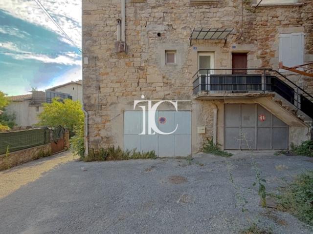 APPARTEMENT DE PLAIN PIED 2 CHAMBRES DE 69M2 DANS LE CENTRE HISTORIQUE DES VANS TOUS COMMERCES A PIEDS