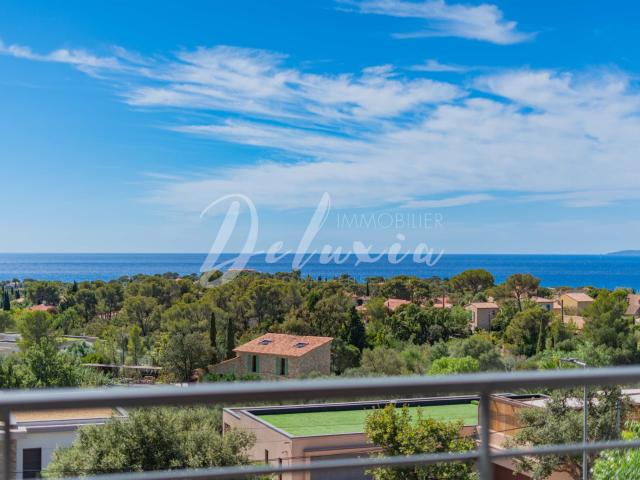 Appartement de prestige avec vue mer et toit terrasse jacuzz. 119m² Saint Raphaël