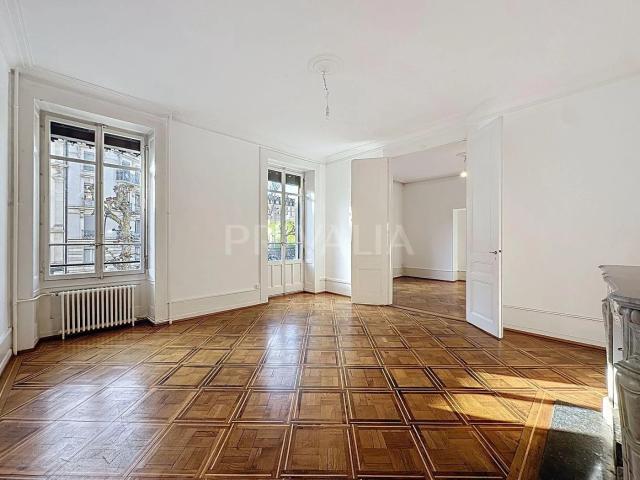 Appartement de prestige dans un bel immeuble au centre ville