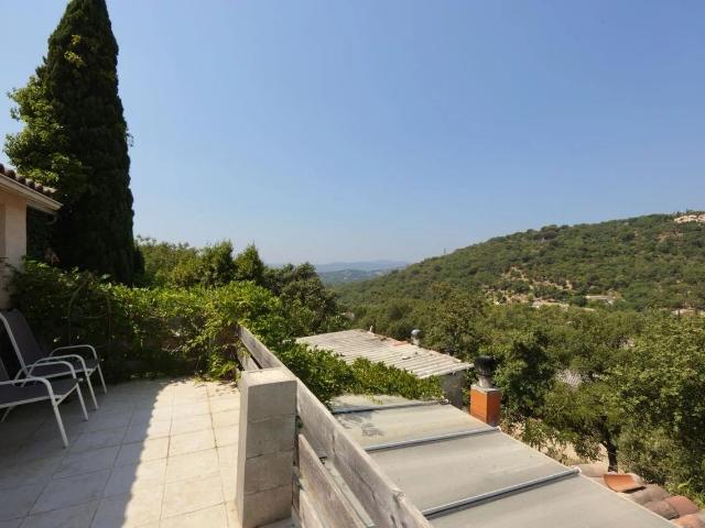 Appartement de quatre pièces avec 2 500 m² de terrain privatif et vue château