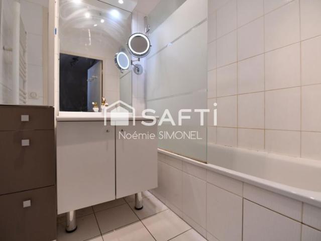 Appartement de quatre pièces! Résidence de 2008!