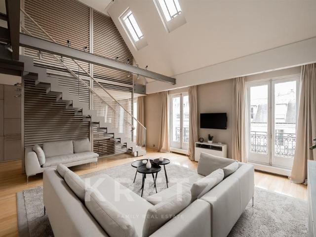 Appartement de réception en en dernier étage avec balcon à d. 224m² Paris 8ème