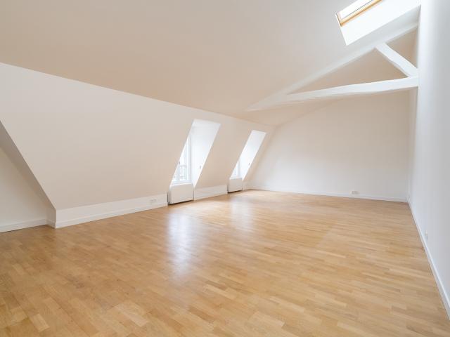 Appartement de standing en dernier étage dans le triangle d'Or