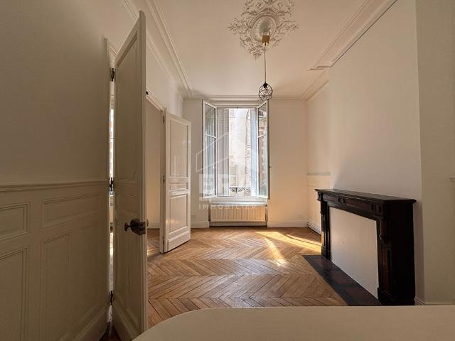 Appartement de standing refait à neuf hyper centre Orleans 5 pièce s 101.39 m2