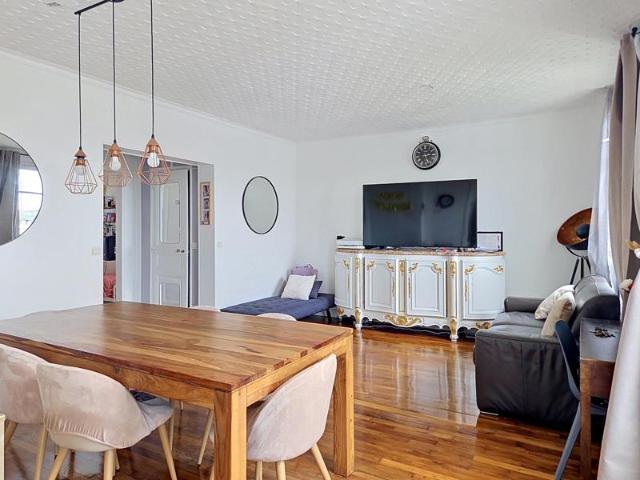 Appartement dernier étage avec ascenseur, lumineux