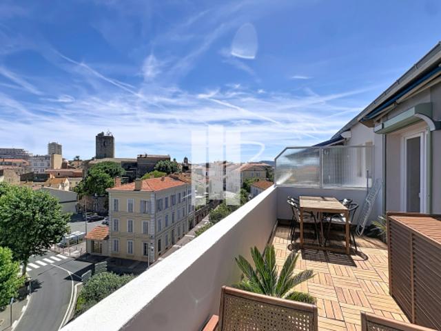 Appartement dernier étage avec grande terrasse en centre vil