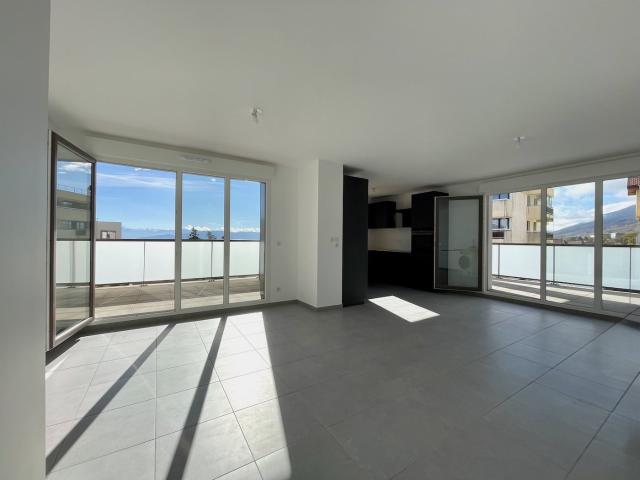 Appartement dernier étage avec trois chambres et deux terras. 94m² Gex