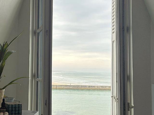 Appartement dernier étage face à la mer
