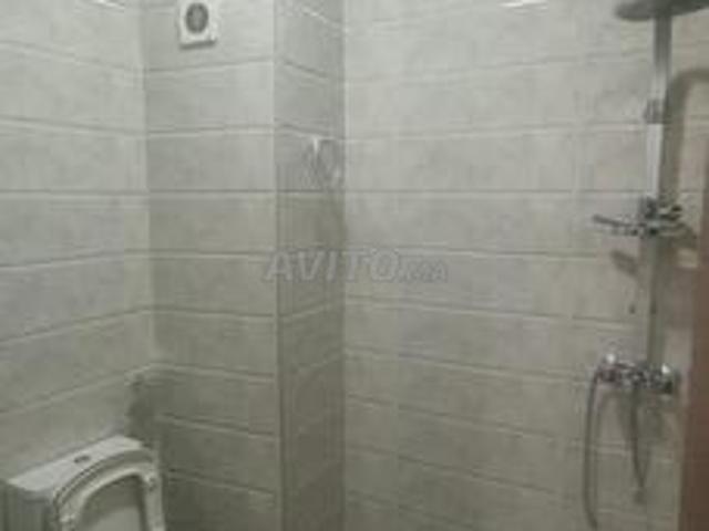 Appartement deux façades, 2ème étage, quartier Hay El Amal, 80 m²