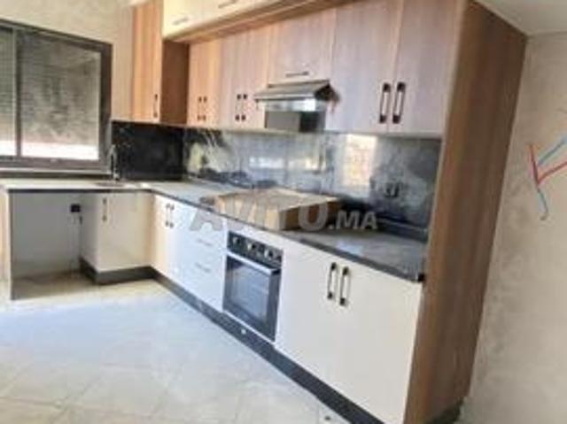 Appartement deux façades bien ensoleillé sur rue principale