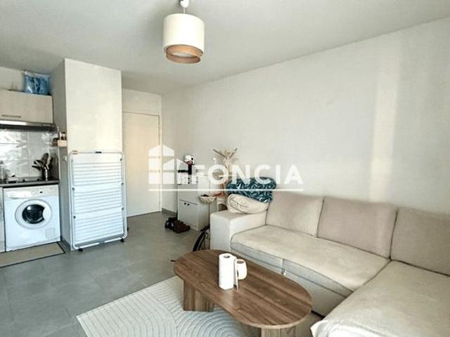 Appartement deux pièces avec belle terrasse parking privatif
