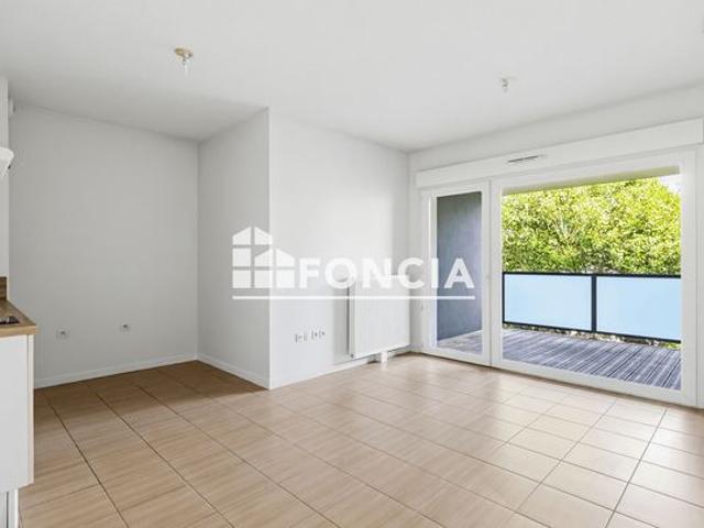 Appartement deux pièces avec loggia et parking à Cenon