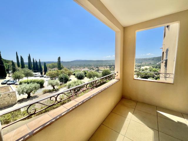 Appartement deux pièces avec terrasse et vue dégagée
