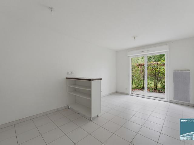 Appartement deux pièces disposant d'une terrasse exposé est et d'une place de stationnement privative