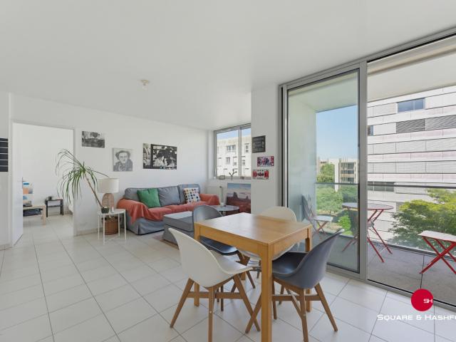 Appartement deux pièces disposant d'une loggia exposé est et d'une place de stationnement privative en sous so