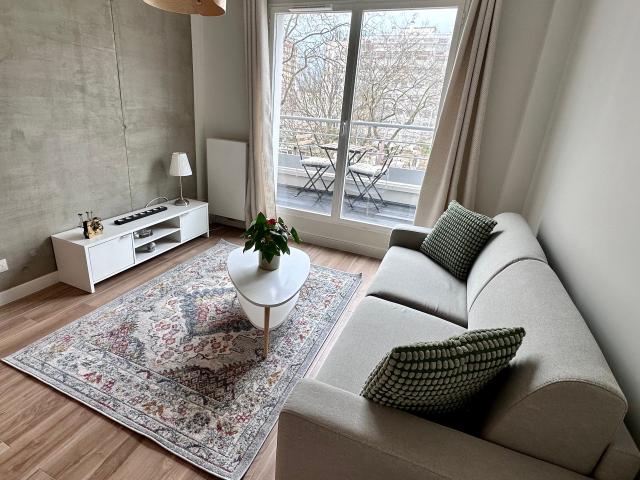 Appartement deux pièces neuf et meublé avec soin avec imprenable sur tout Paris loyer tout inclus