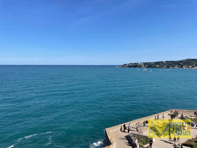 Appartement d'exception sur les Remparts d'Antibes, en derni