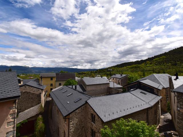 Appartement duplex 107 m2 Vue montagnes et Cour privative