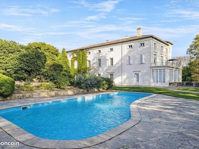 Appartement duplex de 160 m² utile dans une bâtisse ancienne de caractère, avec parc et piscine