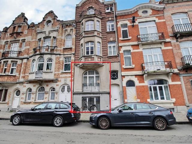 Appartement duplex rénové récemment dans petit immeuble avec terrasse