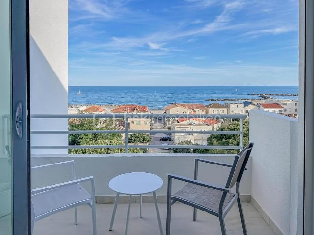 APPARTEMENT DUPLEX T3 DE 87 m² – VUE MER & PORT DE CARNON – CAVE & PARKING