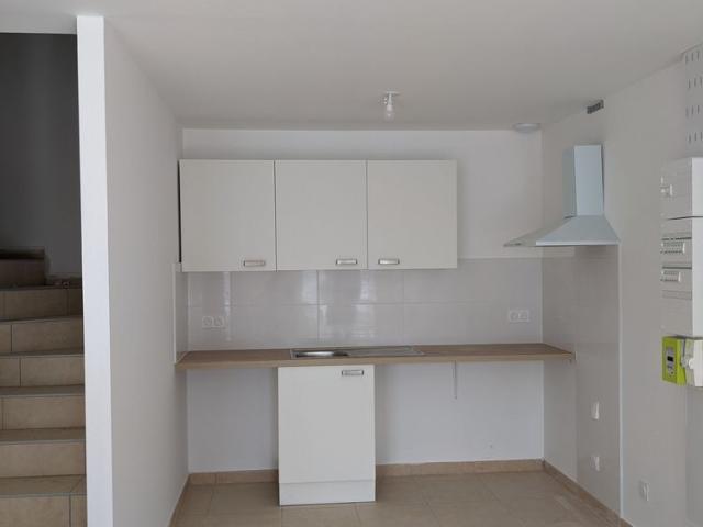 Appartement duplex T3 terrasse, jardin et parking