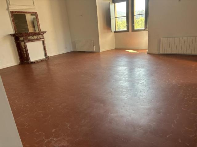 Appartement Duplex T4 124m² Château de MEYRARGUES 13650