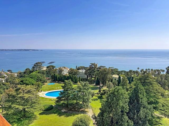 Appartement élégant avec vue panoramique sur la Méditerranée. 97m² Cannes