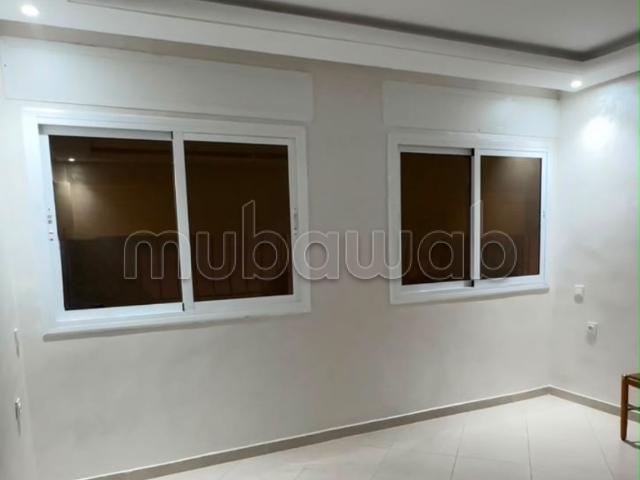 Appartement en vente à Martil. Surface de 64 m². Salon traditionnel et système d'antenne parabolique