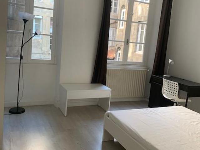 APPARTEMENT EN COLOCATION SAINT ETIENNE / PLACE DU PEUPLE Une.