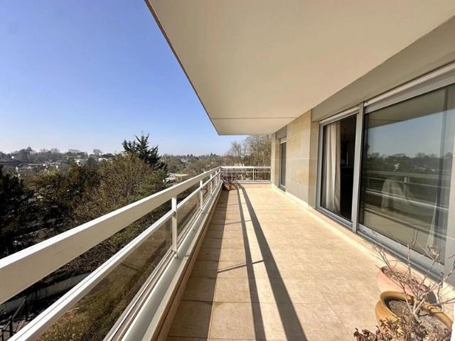 Appartement en dernier étage avec terrasse et vue Tour Eiffel