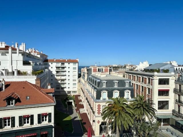 Appartement en dernier étage avec vue ville et océan avec stat