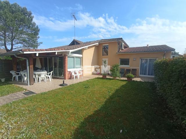 Appartement en duplex avec extérieur spacieux en résidence avec tennis, piscine.