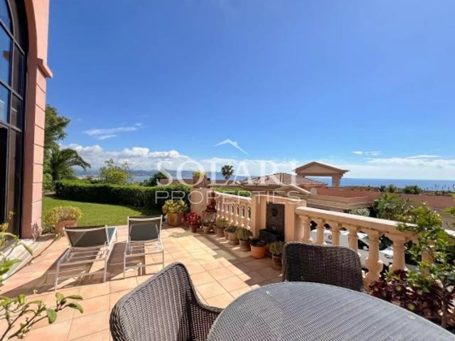 Appartement en duplex dans résidence de prestige, surplombant la baie de Cannes