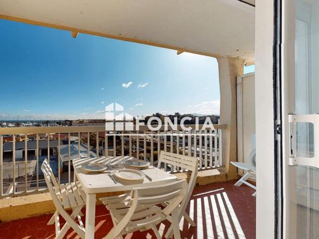 Appartement en étage élevé, terrasse VUE PORT ET MER + parking