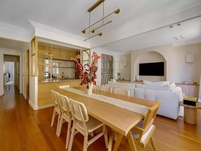 APPARTEMENT EN ÉTAGE ÉLEVÉ AVEC BALCON